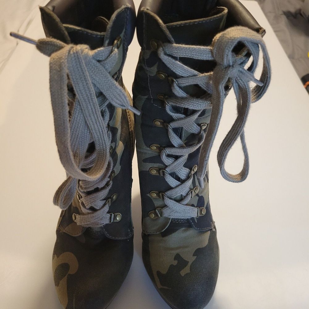 Shoedazzle Brown Camo Boots Lace Up stiletto Size 9